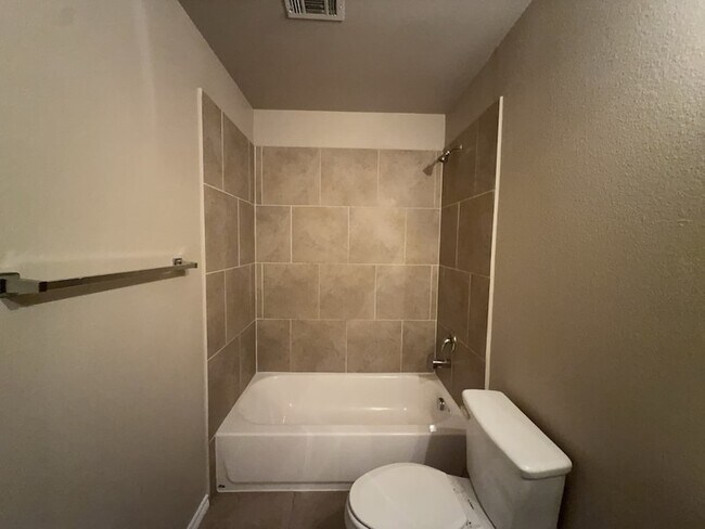 Building Photo - 704 E College St