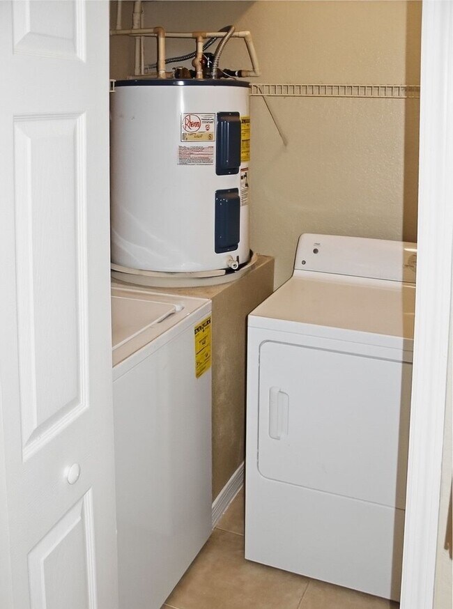 Building Photo - 2/2 Upgraded Spacious Condo in Park Central, Millenia area