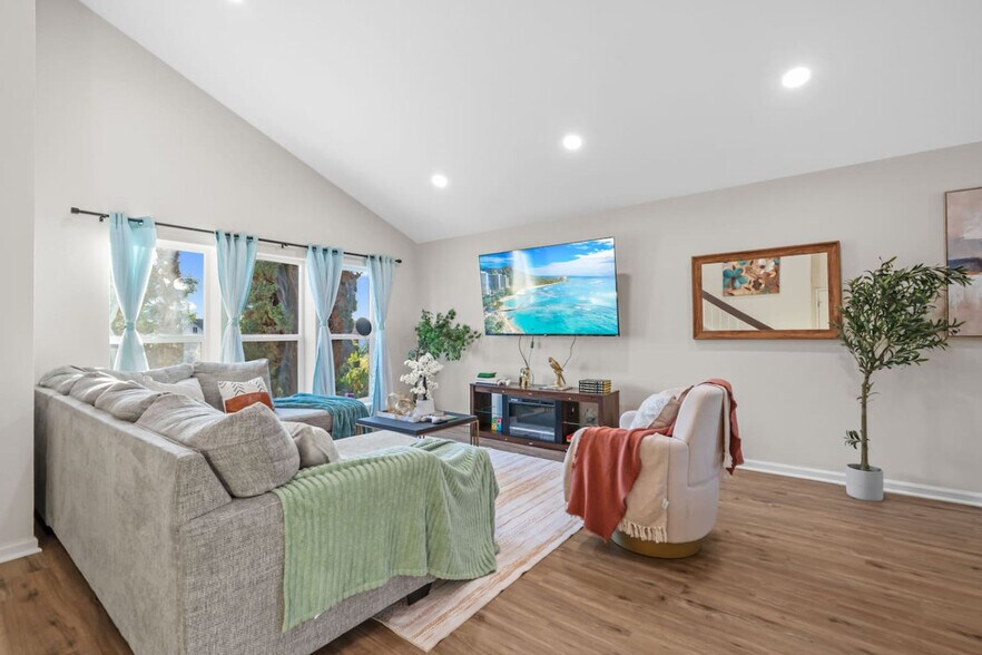 Building Photo - 13737 Via Tres Vistas