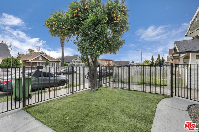 Building Photo - 641 W 43rd St