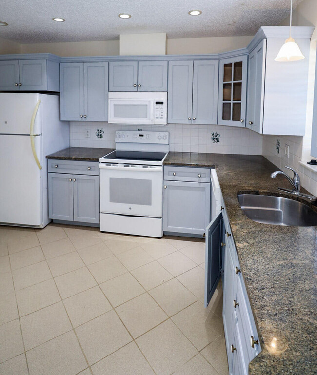 Building Photo - 845 Salem Ln