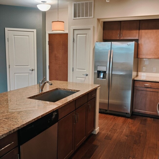 Building Photo - Spacious One Bedroom Luxury Condo at East ...