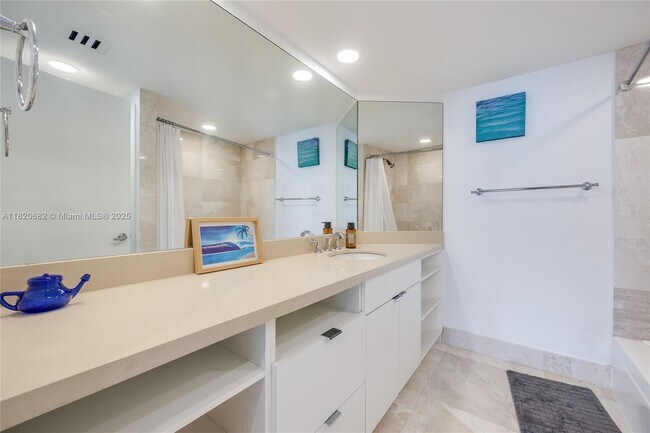 Building Photo - 16425 Collins Ave