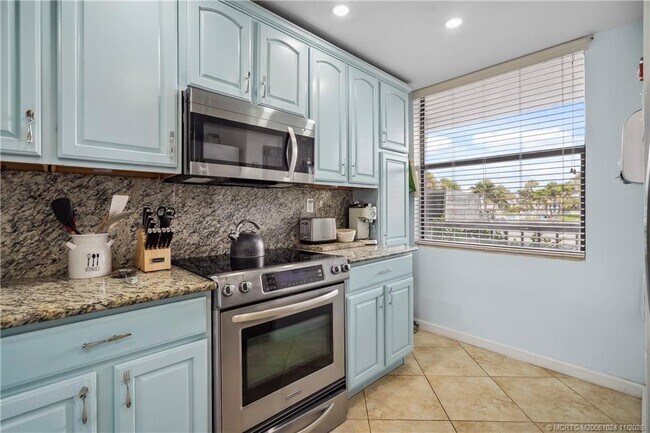 Building Photo - 10680 S Ocean Dr