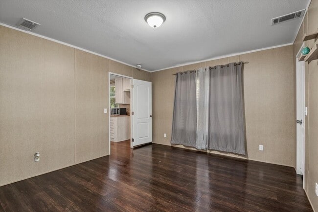 Building Photo - 211 Woodstock