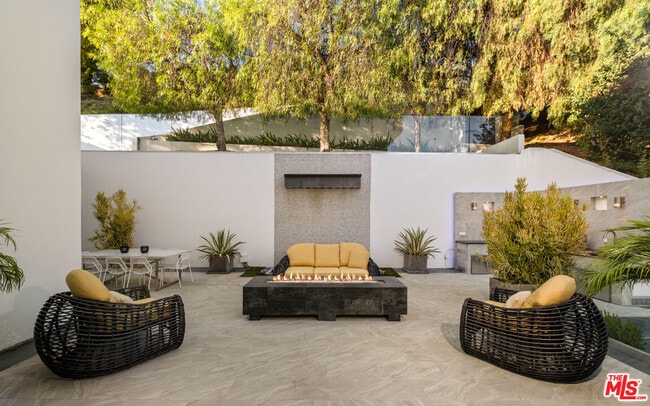 Building Photo - 7080 Mulholland Dr