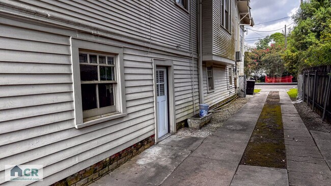 Building Photo - HUGE 9 bedroom house just a few blocks fro...