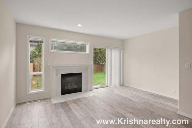Building Photo - Charming 3 BD* 2.5 BA* Duplex **NEWLY RENOVATED** Located in Historic Orenco in the Elk Meadows C...