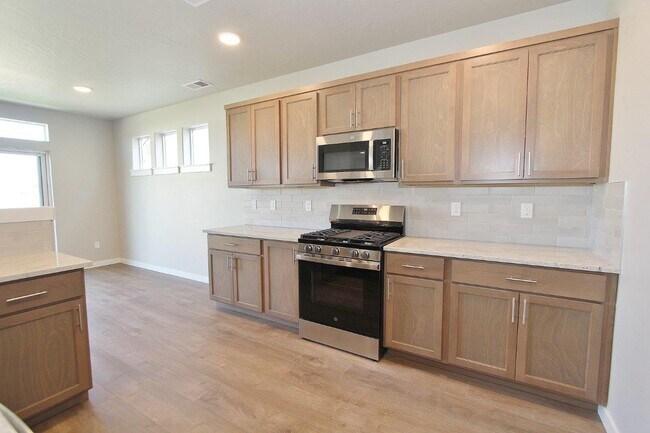Building Photo - 4032 N Glider Ave