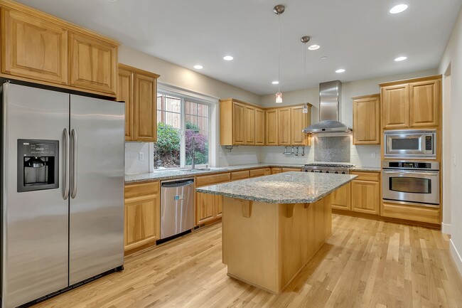 Building Photo - Must see in beautiful Redmond neighborhood