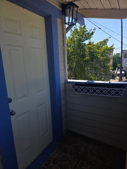 Building Photo - 976 Manzanita St