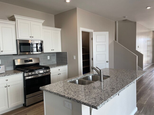 Building Photo - Gorgeous Desert Color Home!