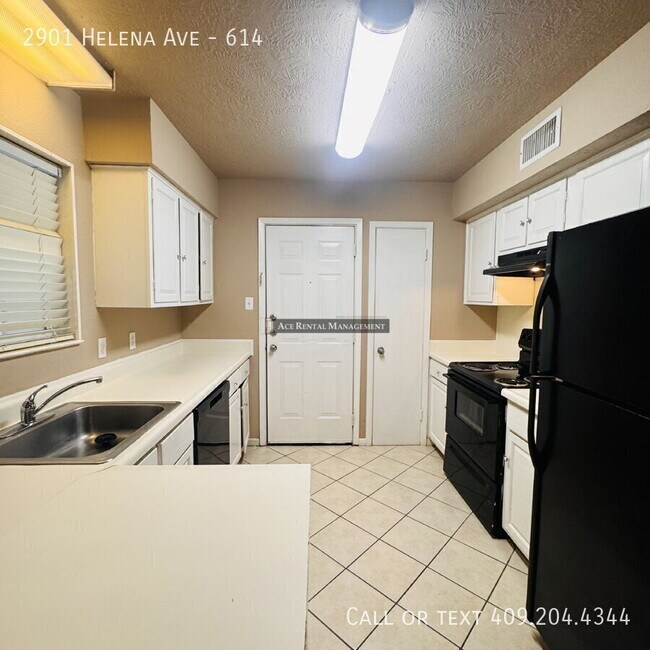 Building Photo - 2901 Helena Ave