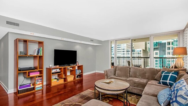 Large living space with plentiful sunlight - 201 E Chestnut St