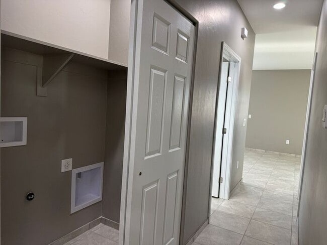 Building Photo - Beautiful Modern 3Bdm 2Ba Home, Easy Access to I-10, Must See!