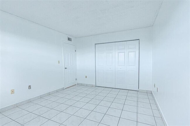 Building Photo - 1470 W 41st St