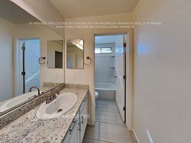 Building Photo - 326 N Sandal