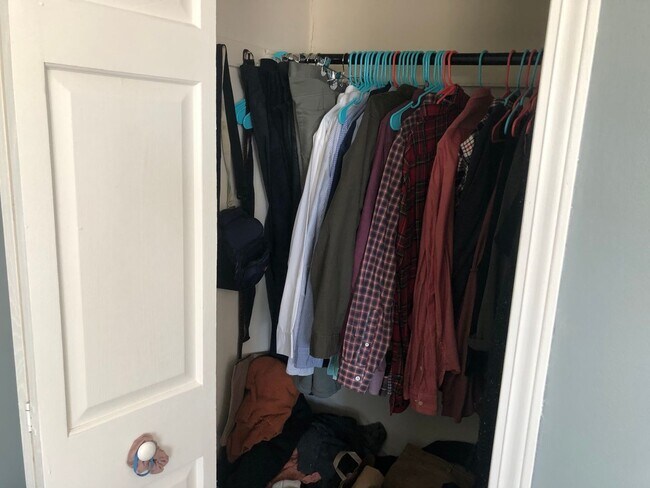 Building Photo - AVAILABLE JUNE - 2 BED 1 BATH