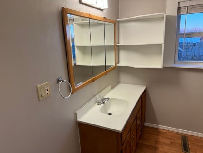 Building Photo - 2 Bedroom, 1 Bath, 1 Car Garage, Appliance...