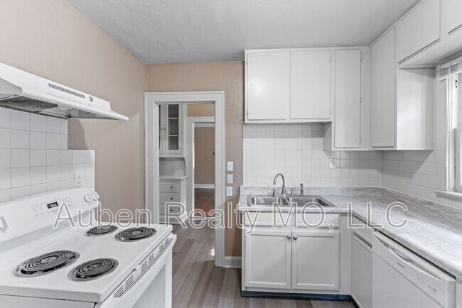 Building Photo - 5303 Charlotte St