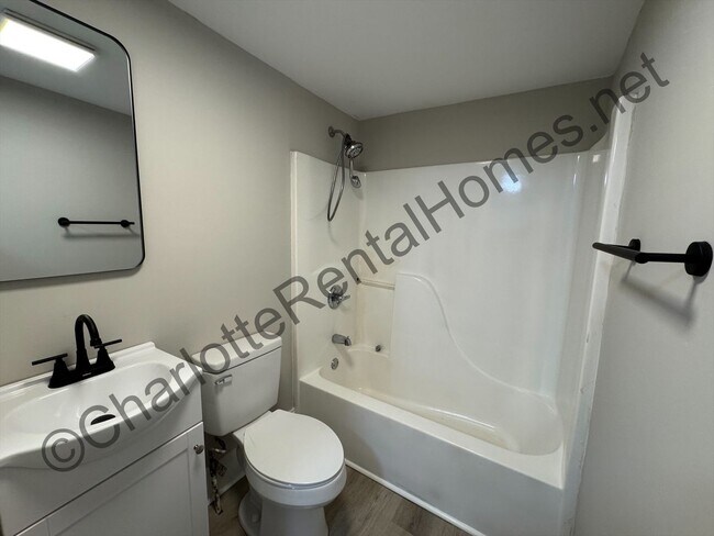 Building Photo - Renovated in city home!