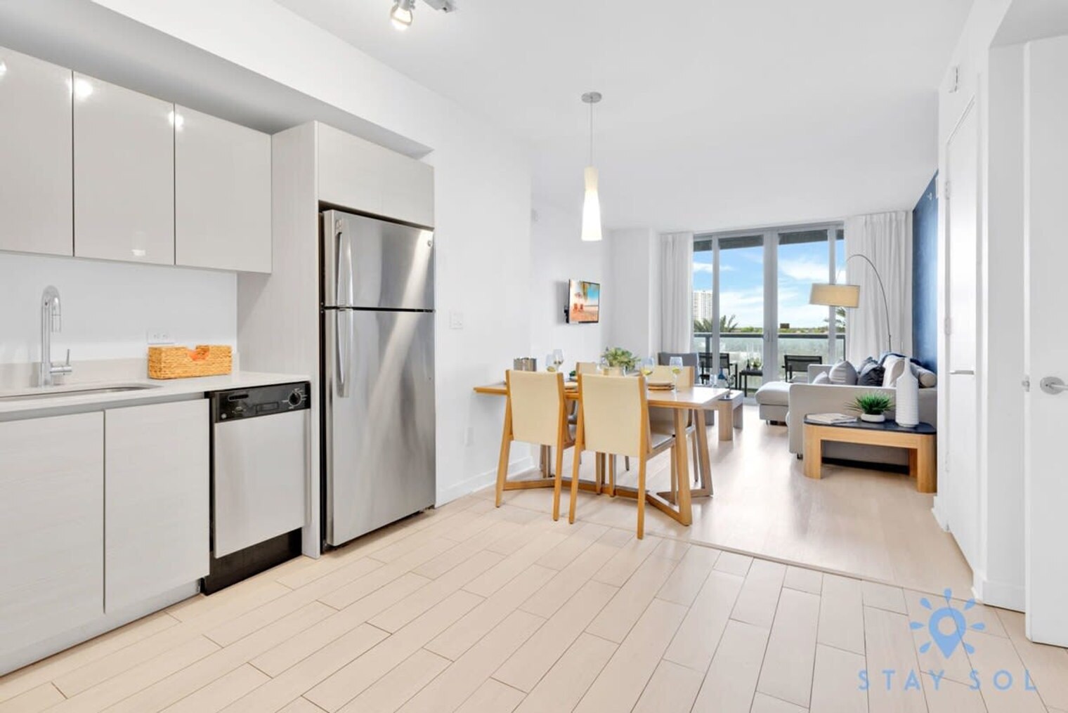 Building Photo - 2602 E Hallandale Beach Blvd