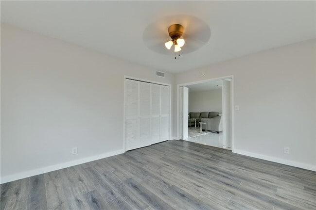 Building Photo - 2751 N Palm Aire Dr