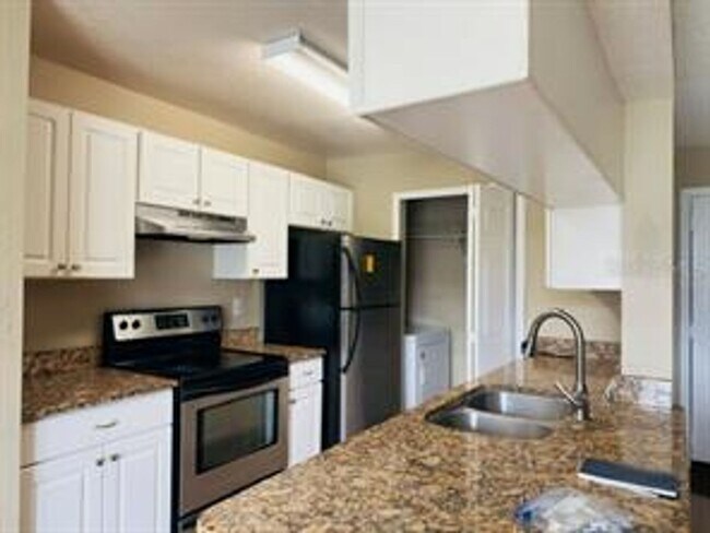 Building Photo - 2550 N Alafaya Trail