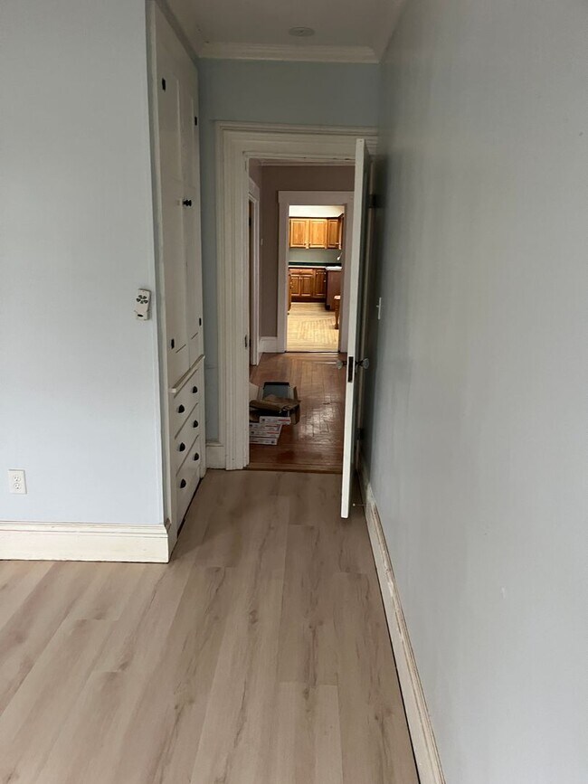 Building Photo - Sunny 2 Br / 1 BA Apartment in quiet area of Middleboro