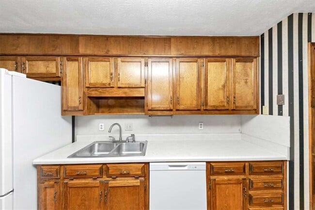 Building Photo - 3215 Redona Dr