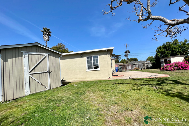 Building Photo - Three Bedroom Home with Huge Front and Bac...