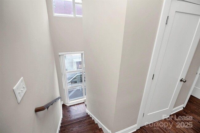 Building Photo - 2040 Atherton Heights Ln