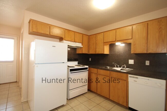 Building Photo - 2 Bedroom Townhome Ready For You!