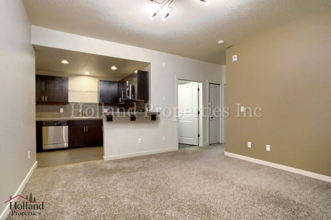 Building Photo - 670 NE Roydon Ln