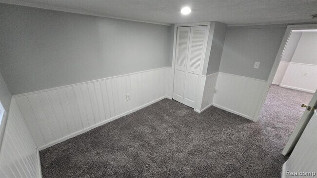 Building Photo - 832 Farnsworth Rd