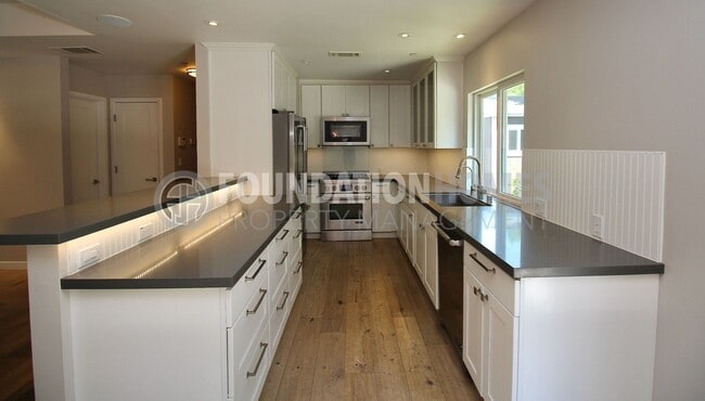 Building Photo - Remodeled 4BD/2BA in Prime Tiburon Locatio...