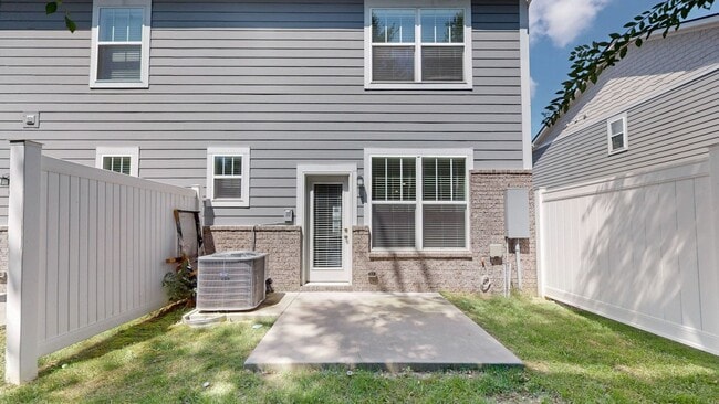 Building Photo - Beautifully Maintained Townhome in a Prime Location