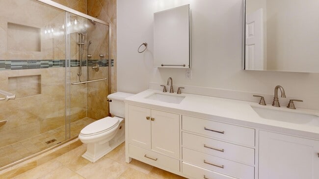 Building Photo - Rare Secluded Two Bedroom Arlington Townho...