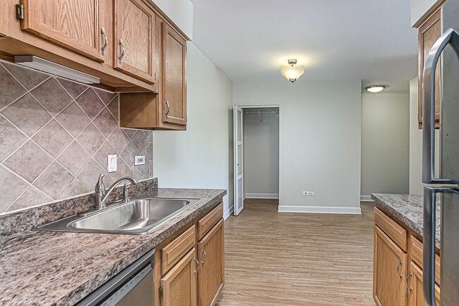 Building Photo - 10540 Ridgeland Ave