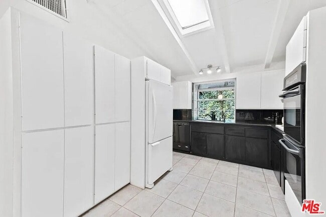 Building Photo - 4363 Hayvenhurst Ave