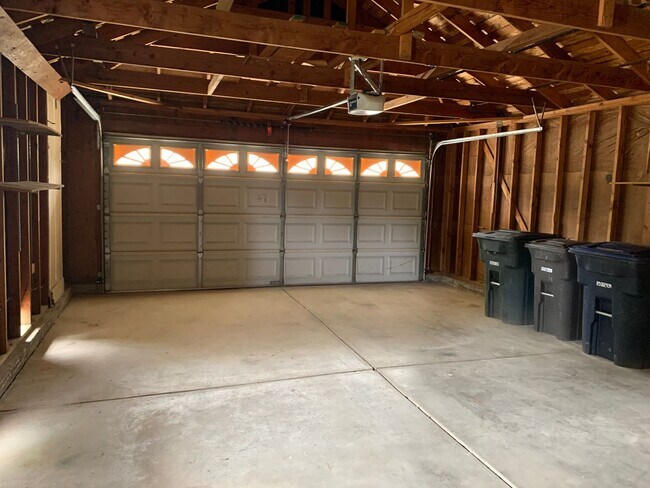 Building Photo - 3 bed 2 bath 2 car garage with mature trees