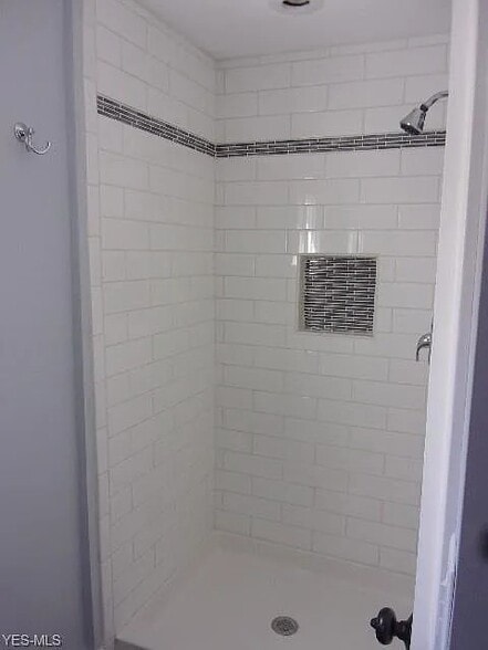downstairs shower - 353 N Chestnut St