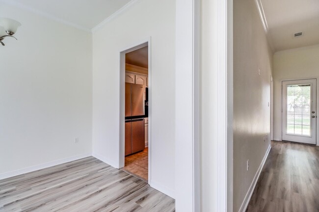Building Photo - 14081 Oak View Cir