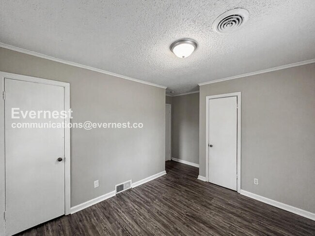 Building Photo - 2 Bed/1 Bath Home with Fenced Yard & Carport / 2 Small Pets Allowed / Vouchers Accepted / Availab...