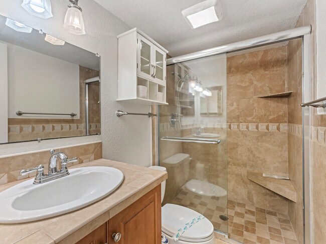 En-suite master bath - 2228 Bahia Vista St