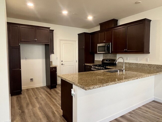 Building Photo - Spacious 3 bedroom, 3-bathroom condo for rent