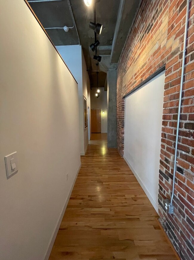 Building Photo - Charming Loft with Private Entrance & Pati...