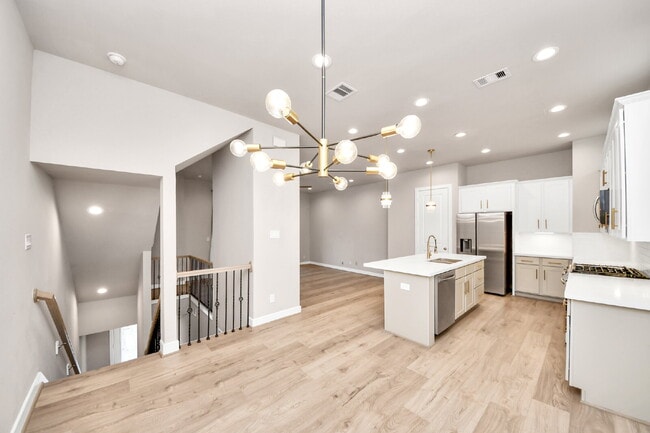 Building Photo - City views, smart layout, and Houston convenience?