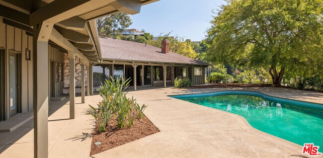 Building Photo - 1365 N Wetherly Dr