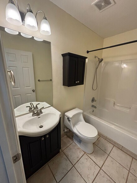 Building Photo - 438 Old Colony Rd